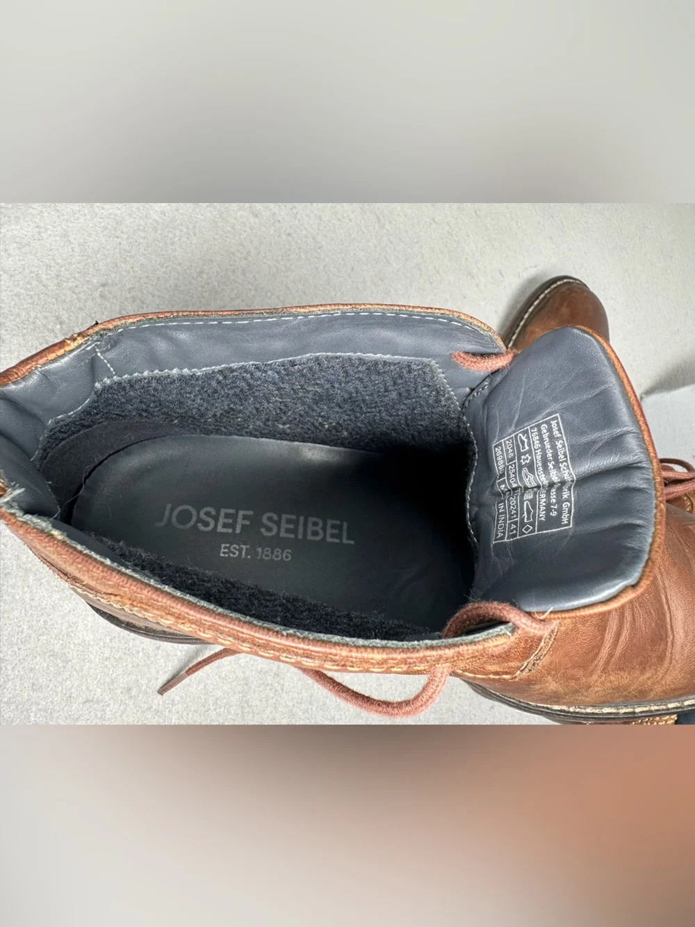 Josef Seibel Earl 04 Leather Chukka Boots